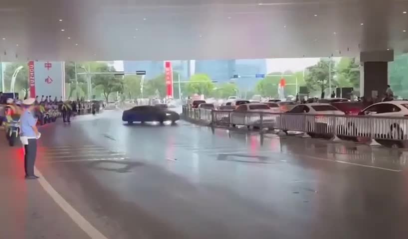 guy tried drifting in-front of cops in china 