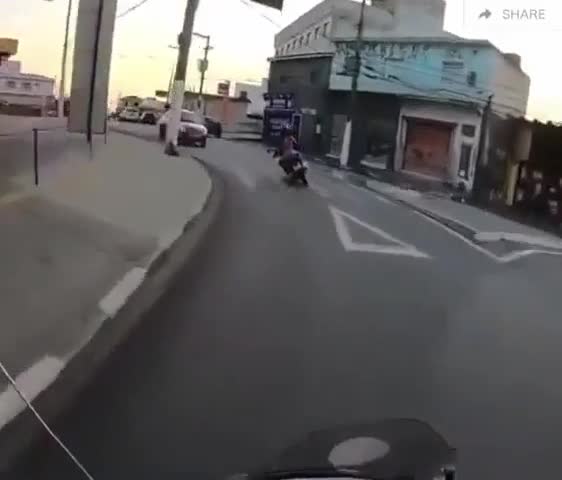 Police chase guy on motorbike with
passenger through brazilian streets